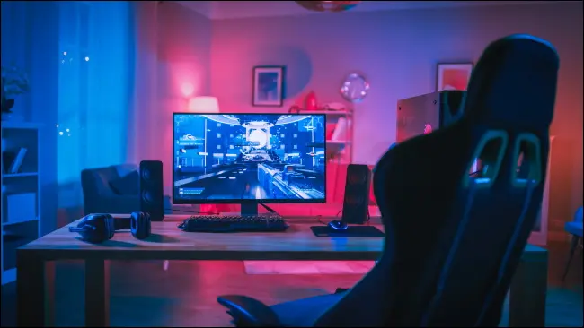 การตั้งค่าเกม PC พร้อมจอภาพ เก้าอี้เล่นเกม และไฟ LED