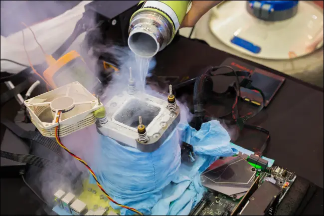 Sıvı nitrojen ile hız aşırtmalı bir CPU.