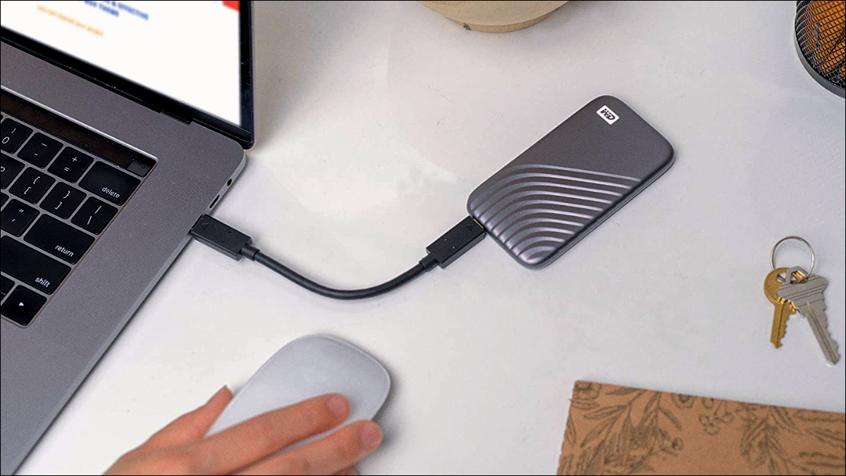 WD 1 TB My Passport Portable SSD, angeschlossen an einen Laptop