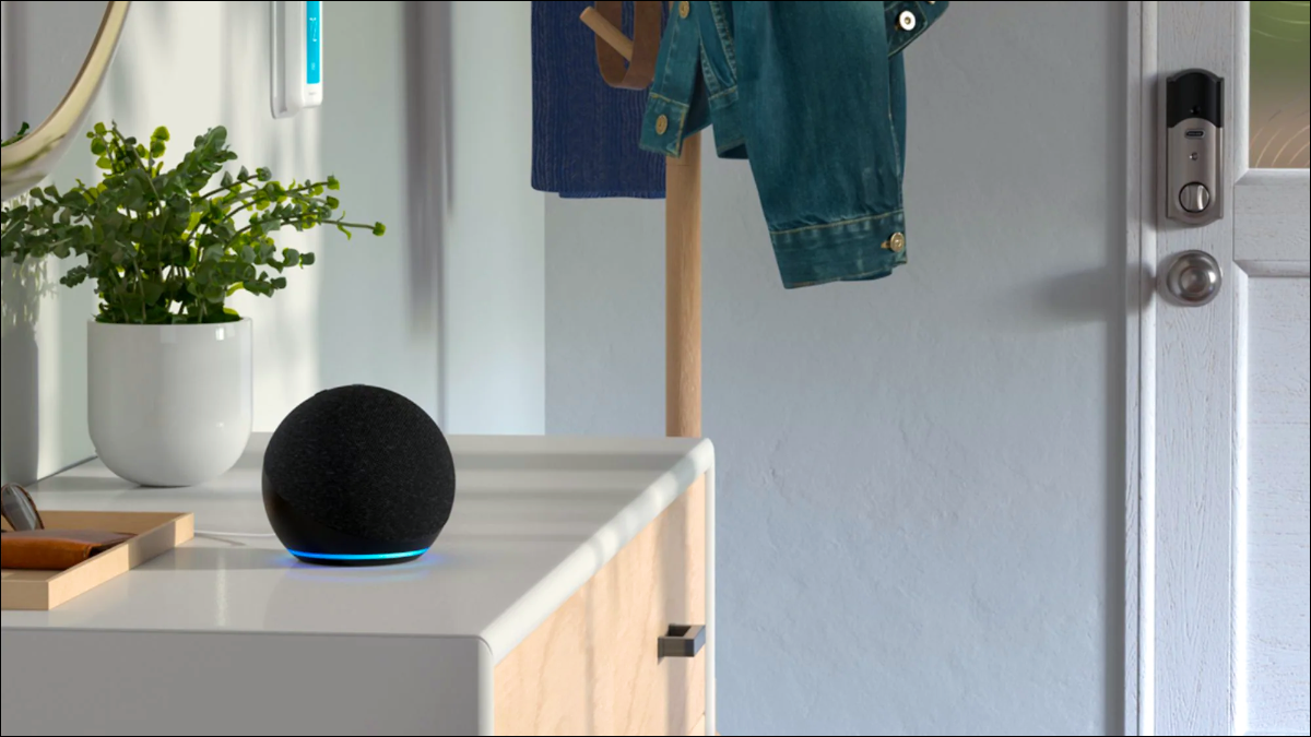 Amazon Echo Dot Smart Speaker der 4. Generation auf einem Schreibtisch