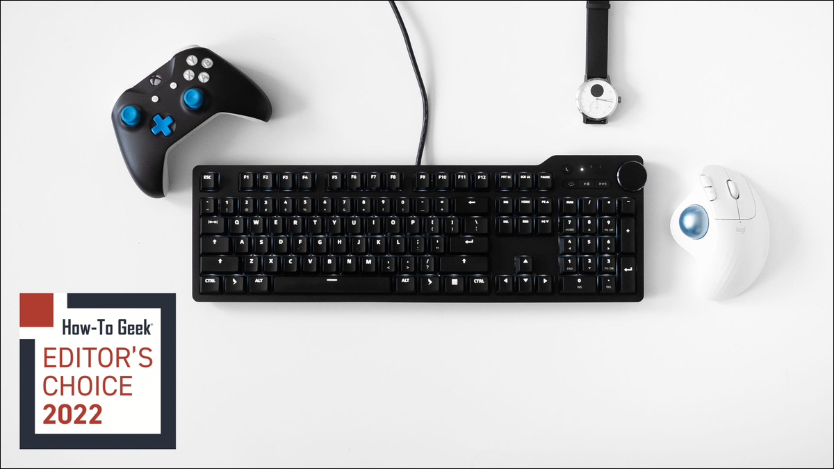 xbox 컨트롤러, 시계 및 트랙볼 마우스를 둘러싸고 있는 Das Keyboard 6 Professional