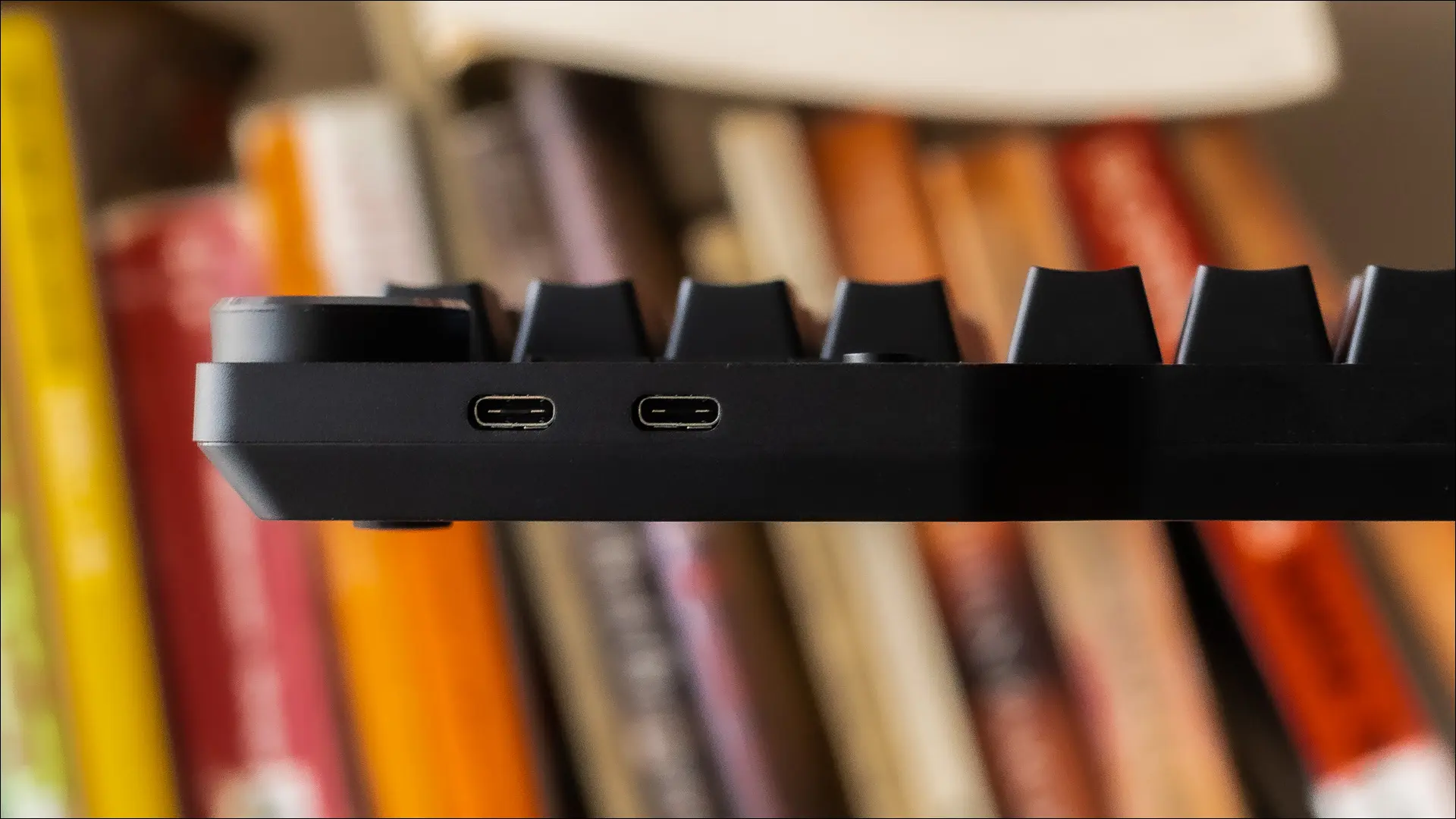 Das Keyboard 6 Professional 후면 USB-C 포트 클로즈업