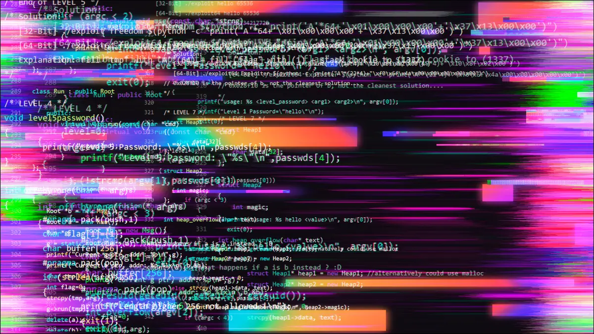 Kod komputerowy z kolorowymi akcentami glitch art.