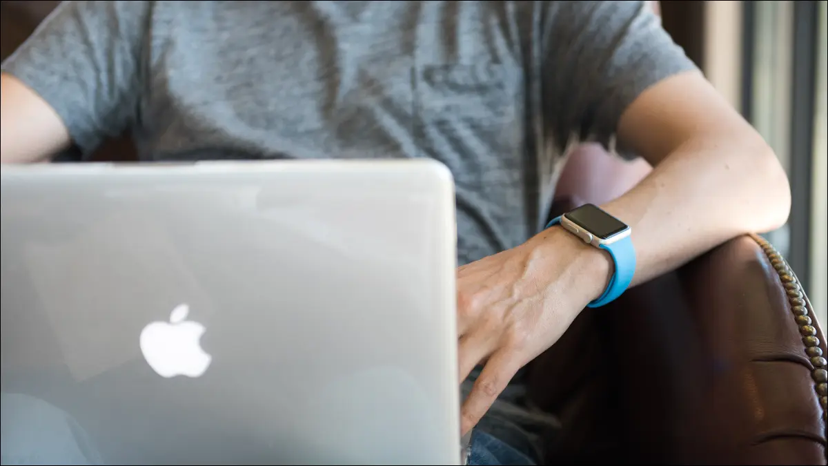 戴着 Apple Watch 使用 MacBook 的男人