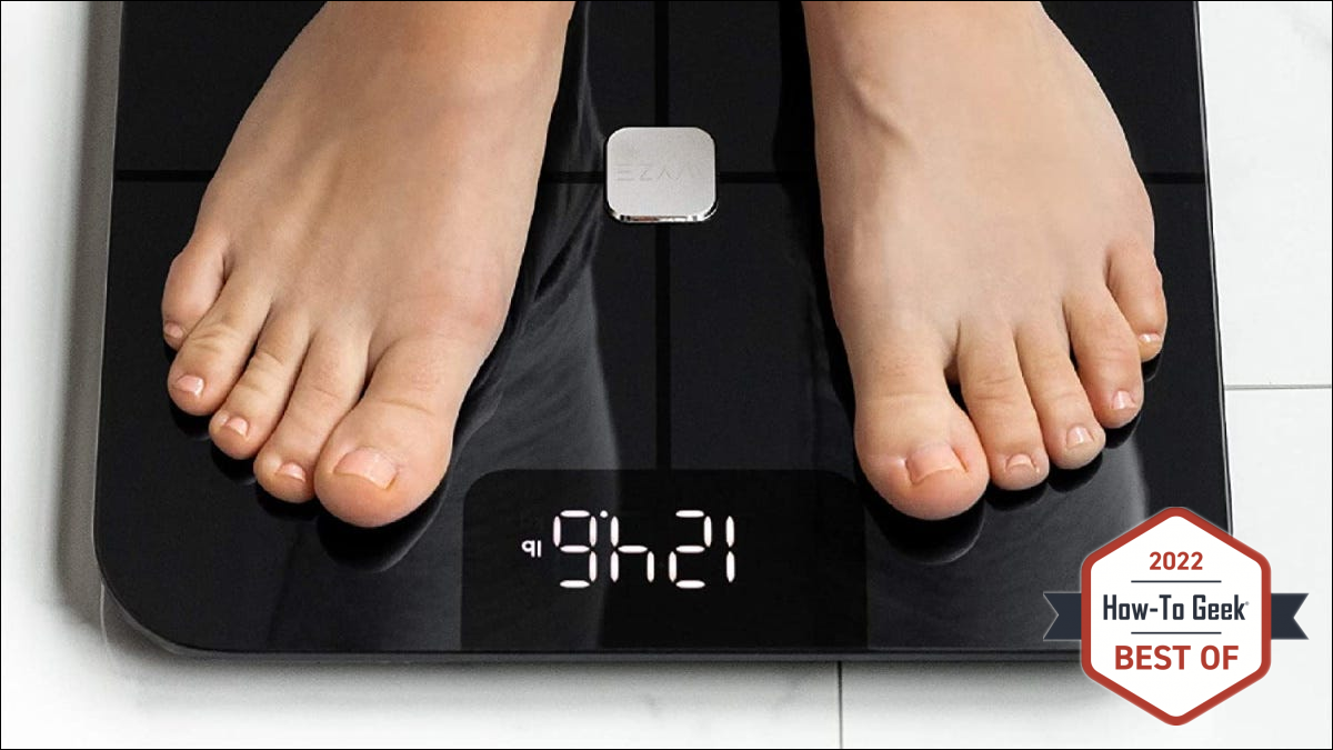 personne utilisant la balance intelligente wyze