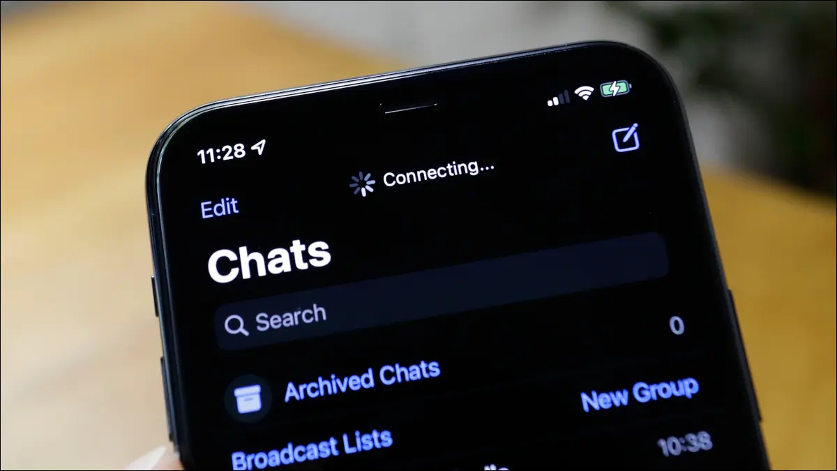 iPhone 屏幕显示 WhatsApp,顶部显示“正在连接”错误消息。