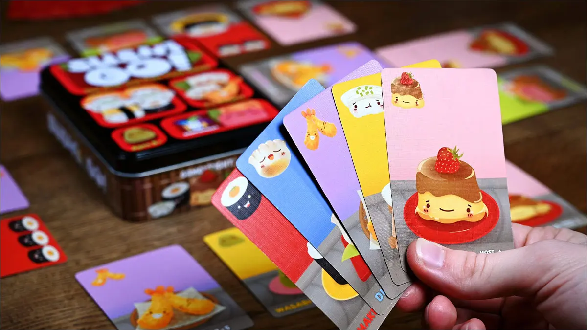 一个人在玩纸牌游戏 Sushi Go Party。