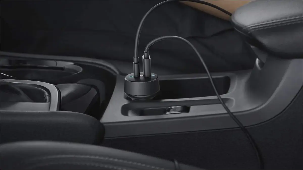 插入汽车 12 伏端口的 Anker USB 充电器。