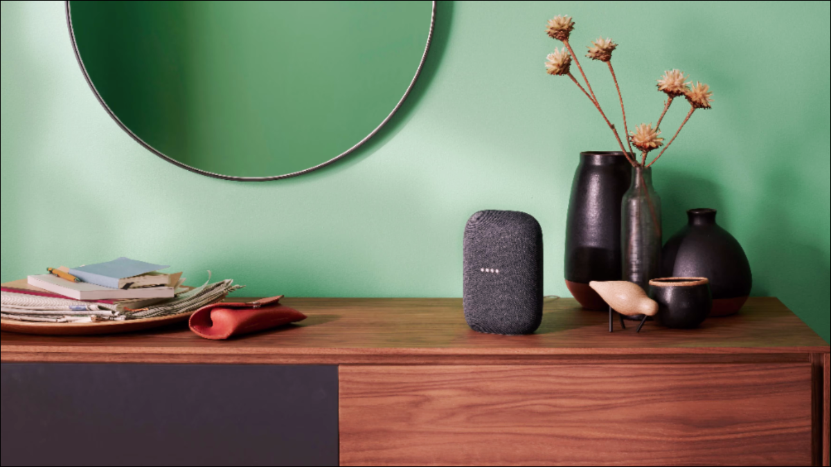 坐在桌子上的 Google Nest Audio 智能音箱