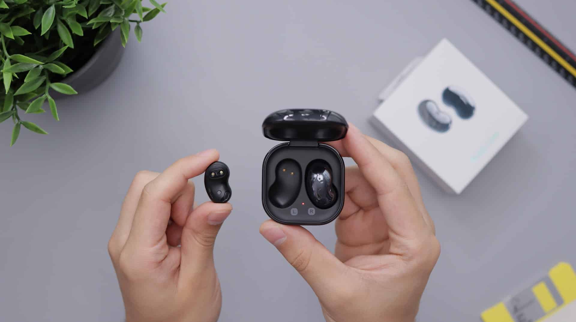إزالة سماعات الأذن. إصلاح عدم شحن Powerbeats Pro على الجانب الأيمن
