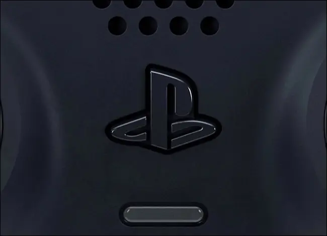 Il pulsante PlayStation su un controller PS5.