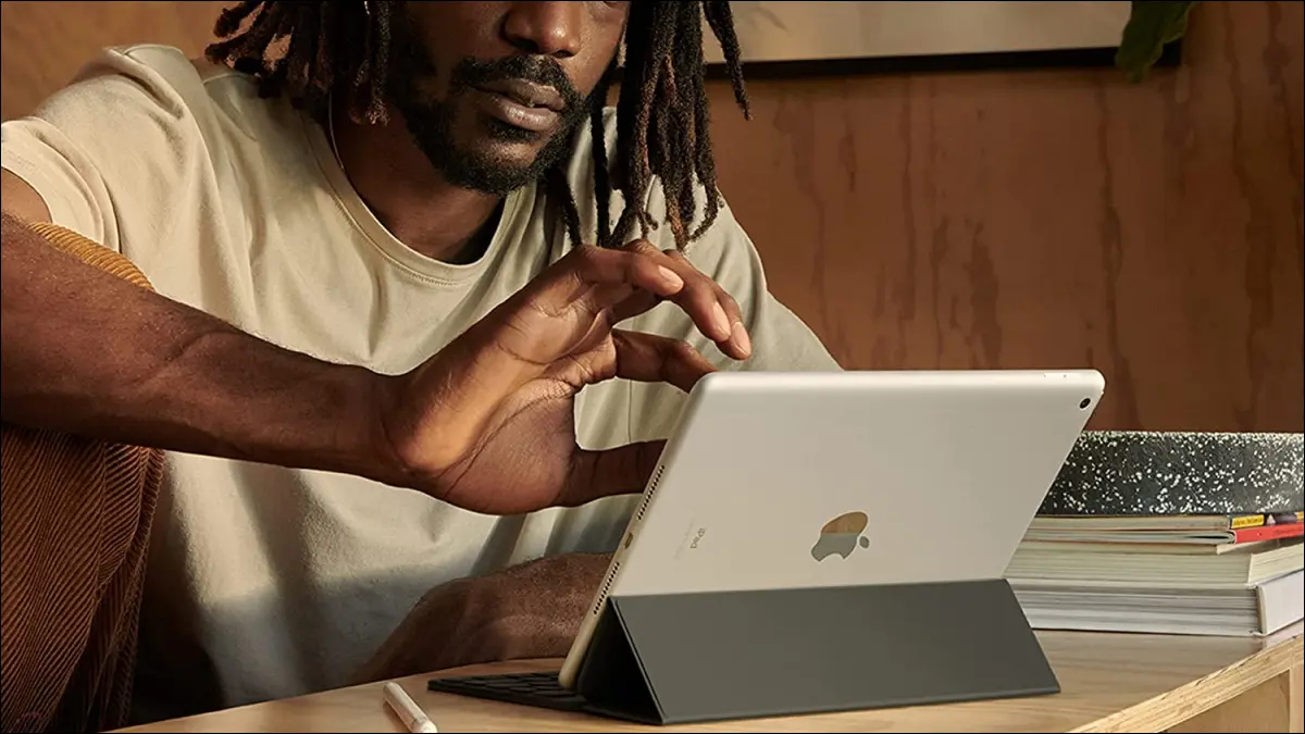 Persoană care utilizează Apple iPad cu tastatură