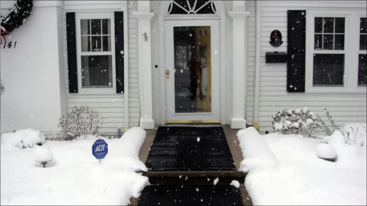 Tapetes para derretir hielo colocados en la pasarela que conduce a la puerta principal de una casa.