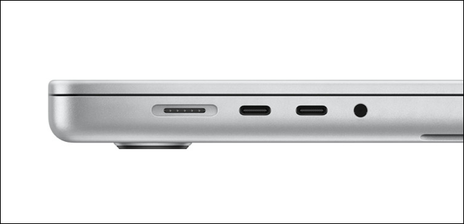 As portas na lateral de um MacBook.