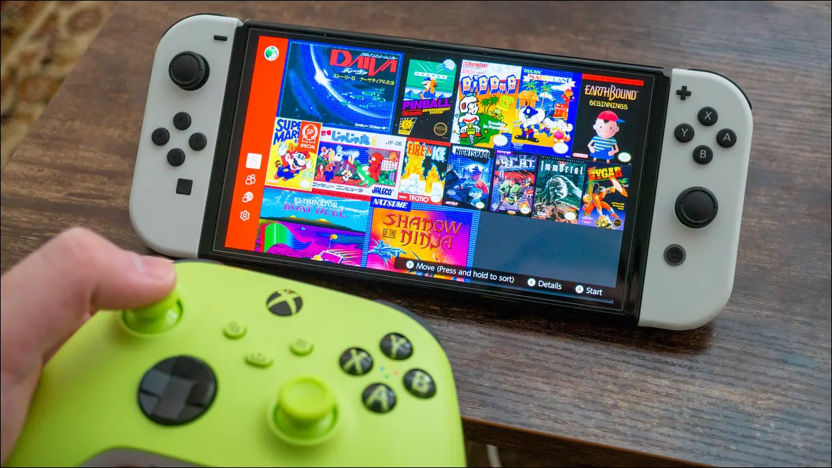 Persona que usa un controlador de Xbox para jugar juegos en un interruptor de Nintendo