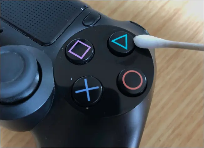 Repare Sticky DualShock 4 Buttons con alcohol isopropílico