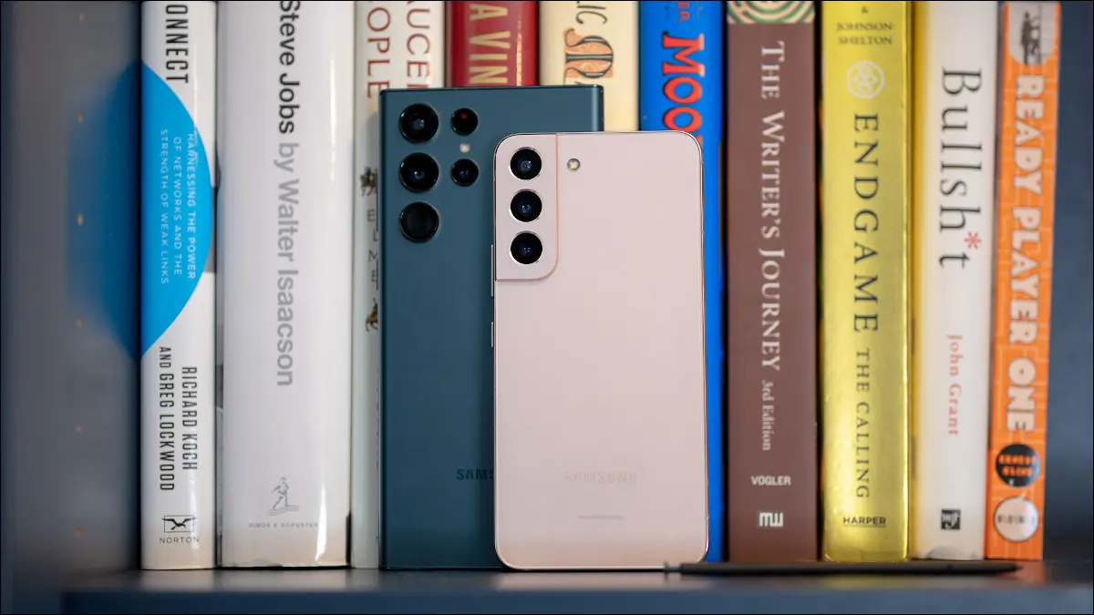 Samsung Galaxy-Handys im Bücherregal.