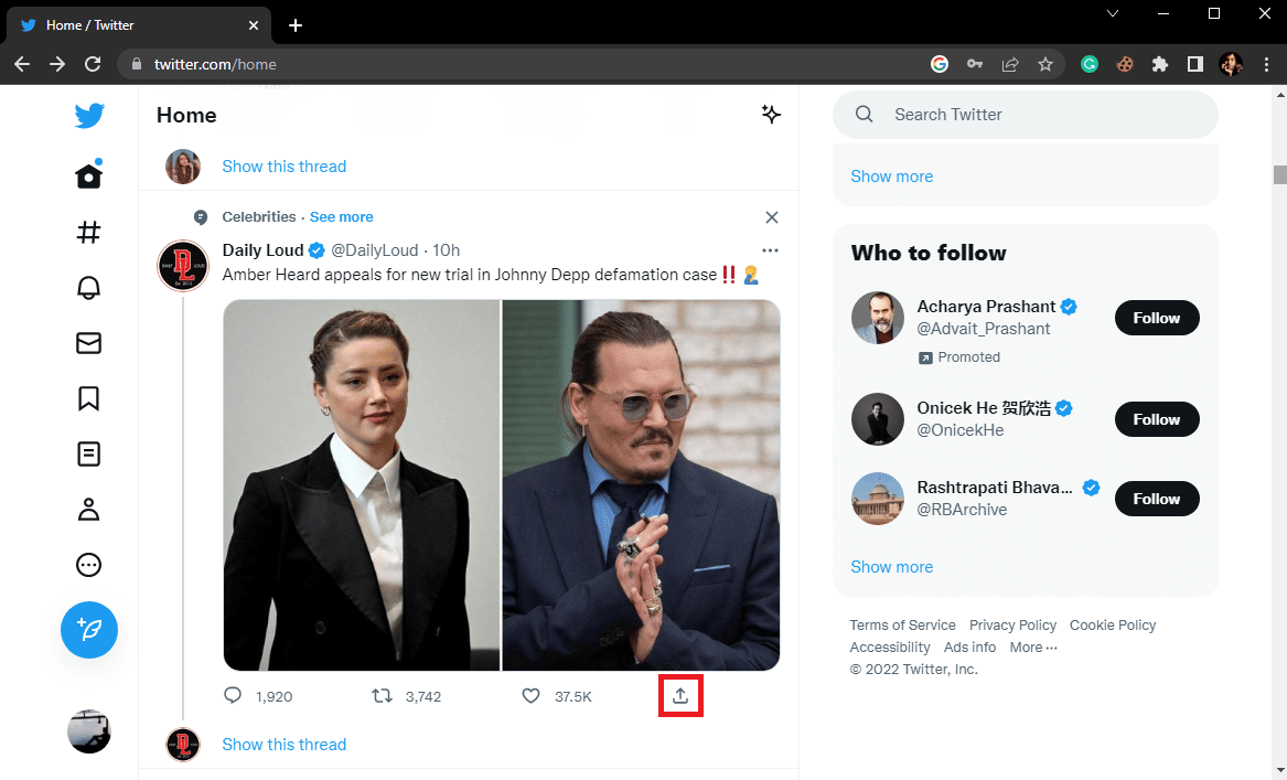 Arahkan ke tweet yang ingin Anda bagikan dan klik ikon Bagikan. Cara Berbagi Posting Twitter di Facebook