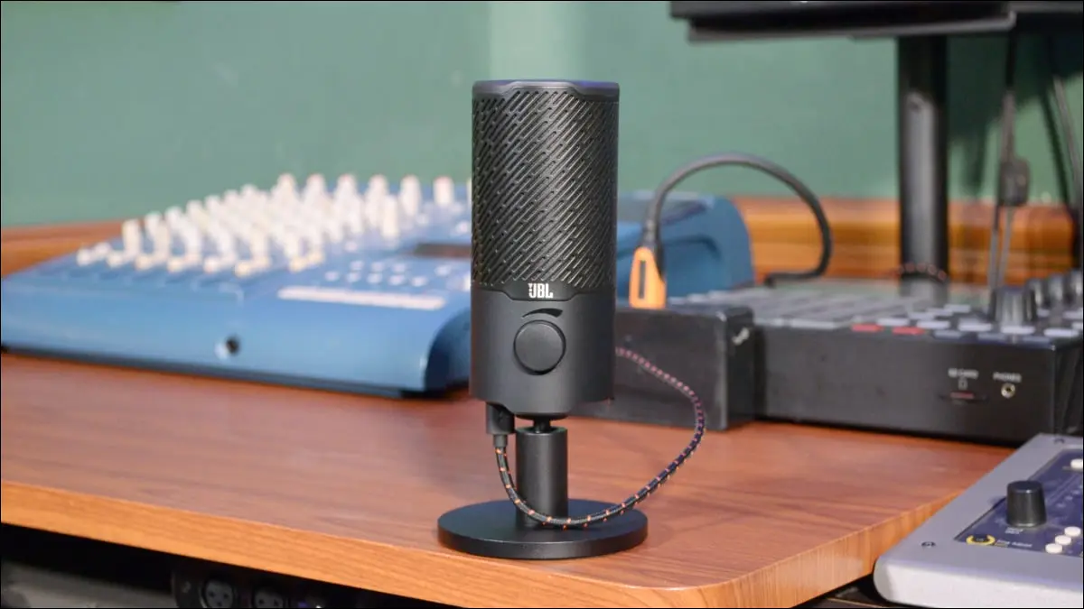 JBL Quantum Stream di sebelah peralatan audio lainnya