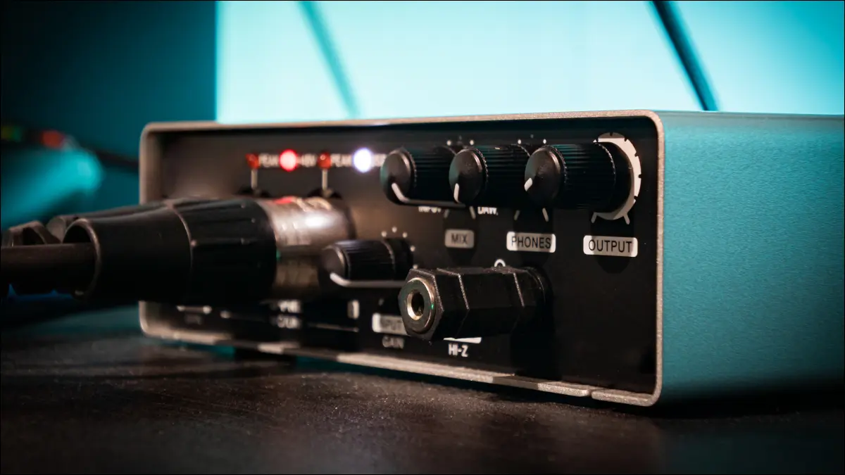 Closeup dari antarmuka audio dengan kabel yang terhubung.