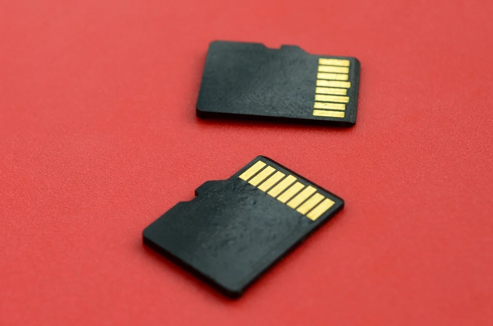 بطاقة Micro SD من JAN23 | أكبر فرق بين iPhone و Android