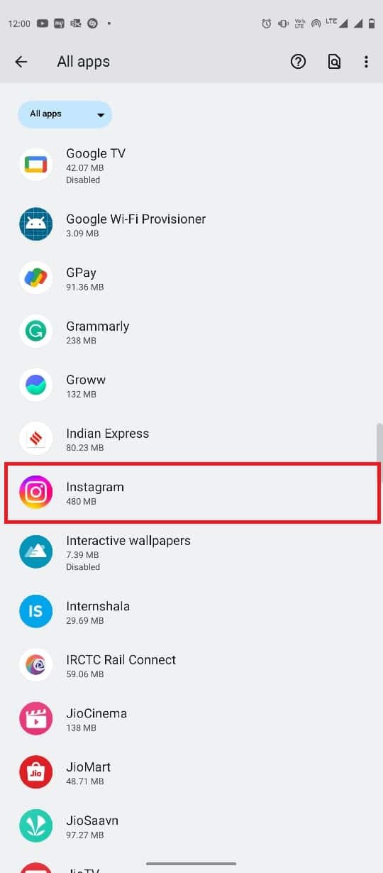 Przewiń w dół i znajdź aplikację Instagram i dotknij jej