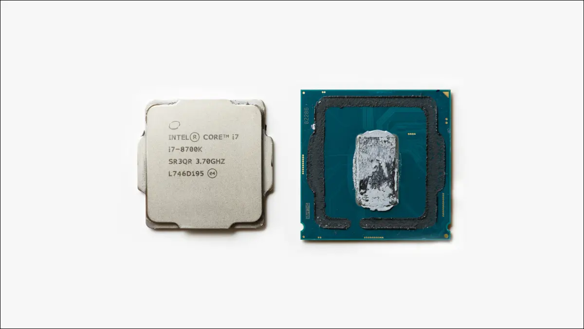 Um processador Intel Core i7 de 8ª geração sem tampa, modelo 8700k