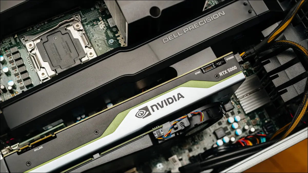 Karta graficzna NVIDIA Quadro RTX 5000 do stacji roboczej zainstalowana w komputerze.