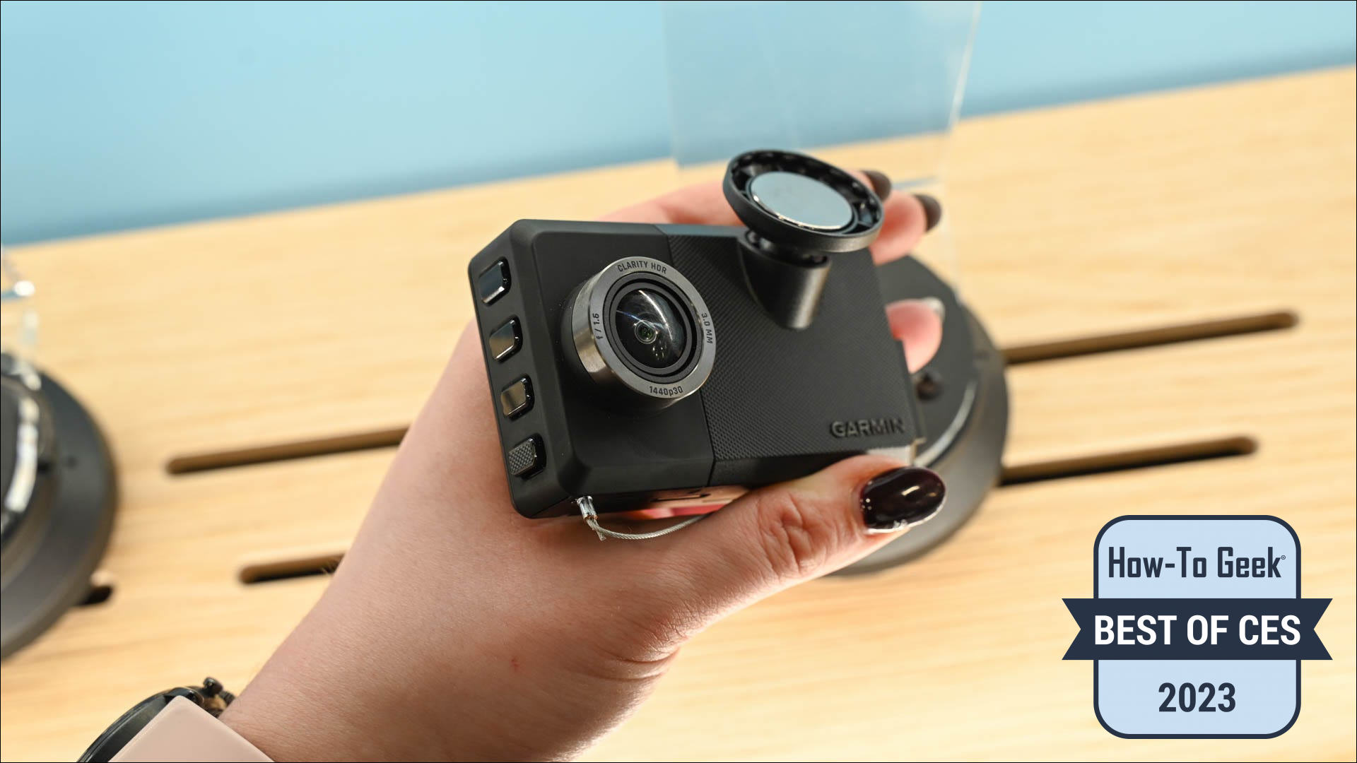 Persoană care ține Garmin Dash Cam Live