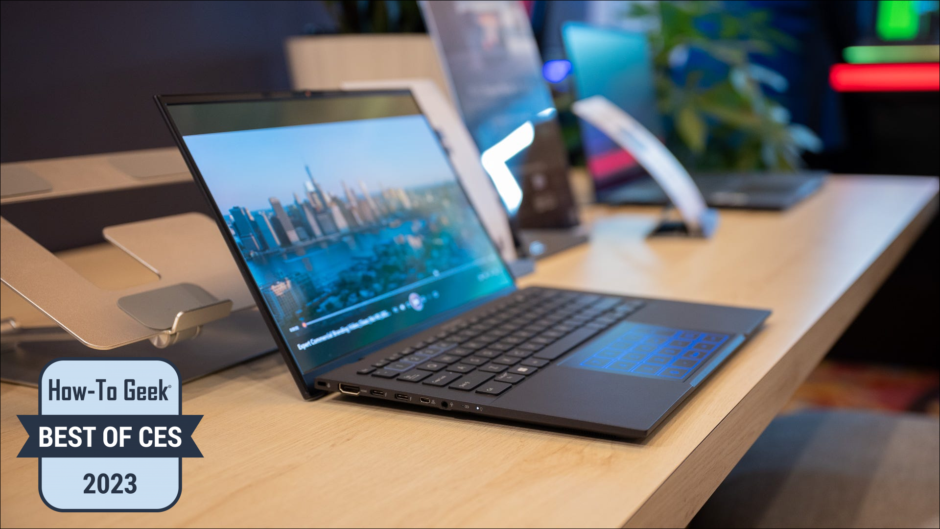 Laptop ASUS ExpertBook B9 OLED așezat pe o masă la CES 2023