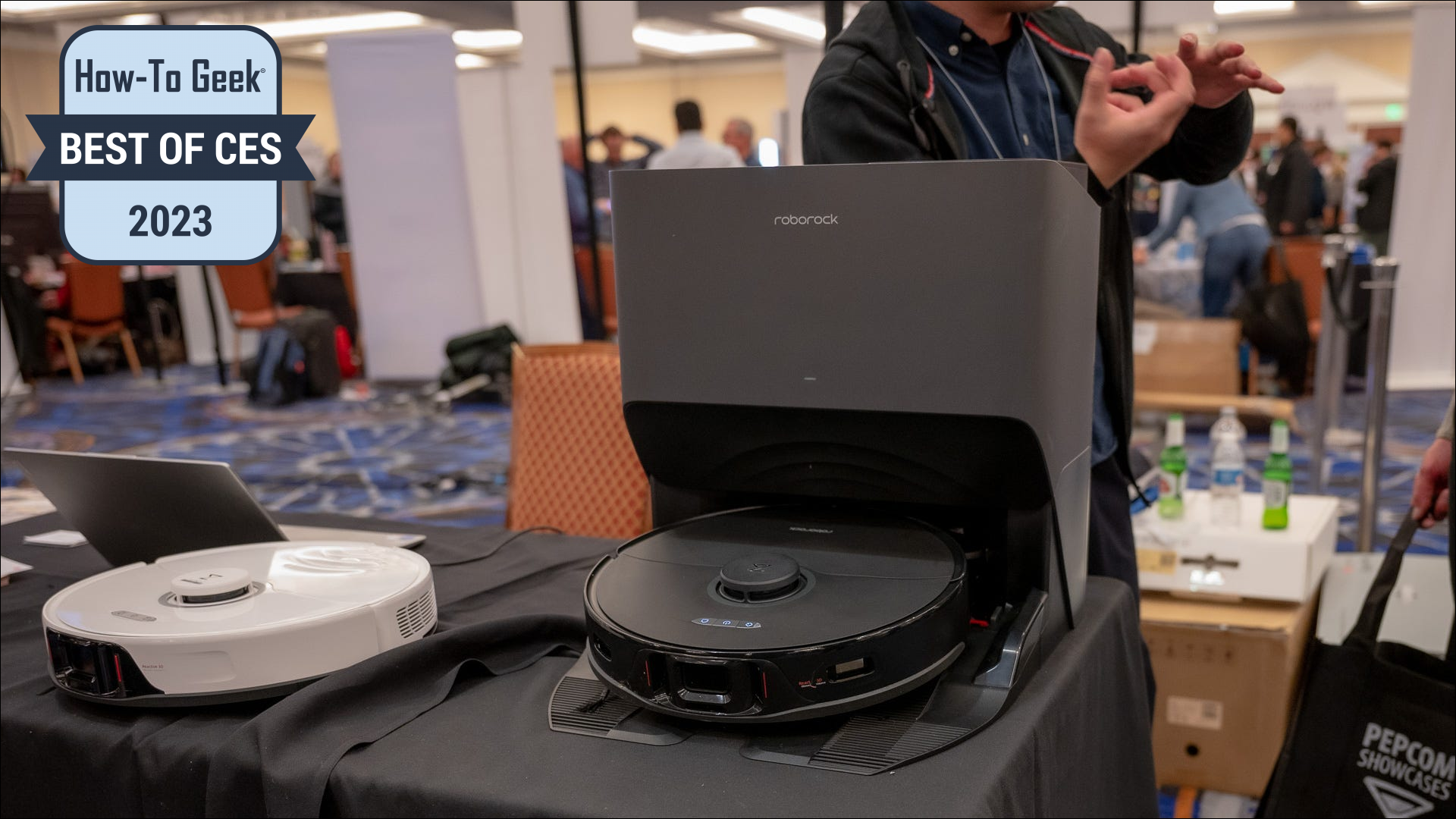 Roborock S8 Pro Ultra în alb-negru, așezat în stația sa de încărcare și auto-curățare