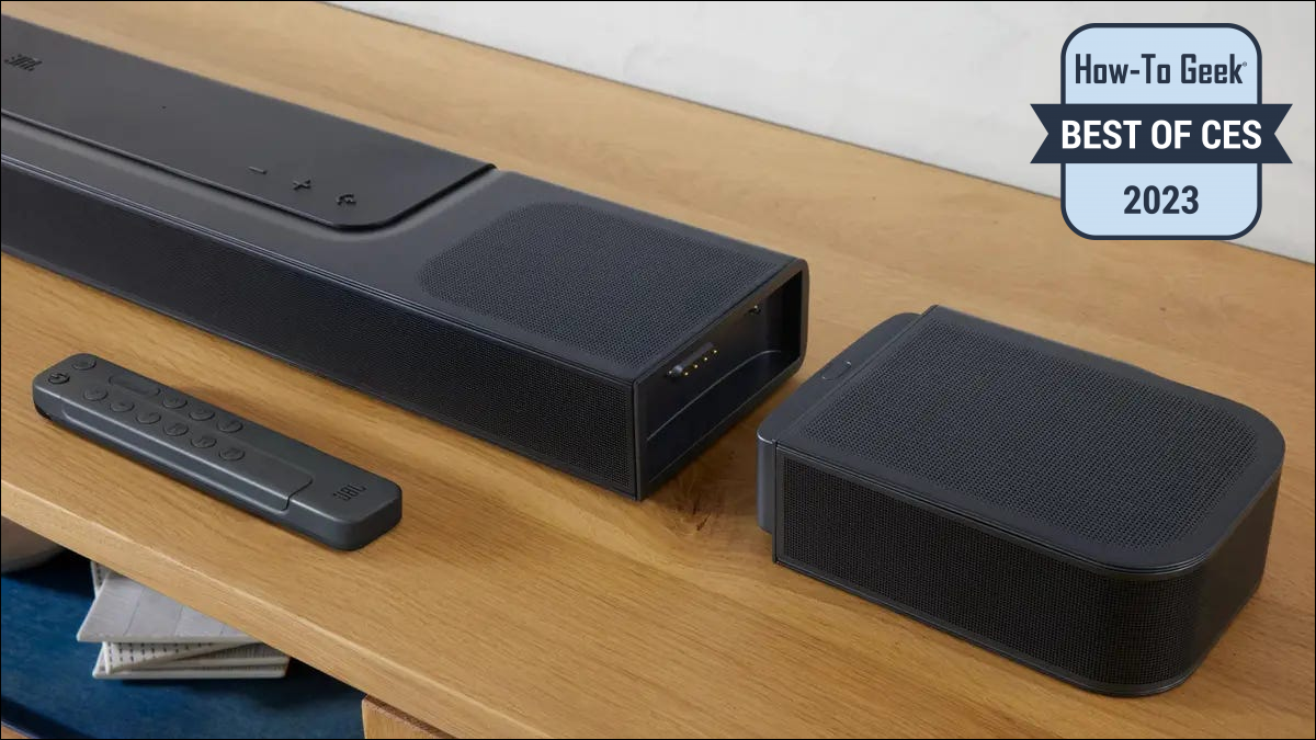 JBL Bar 1300X soundbar pe o masă