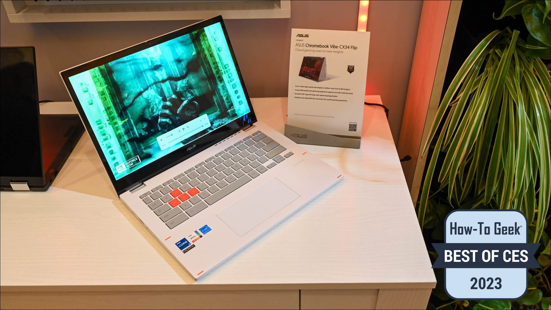 Asus Chromebook Vibe CX34 Flip stând pe o masă la CES 2023