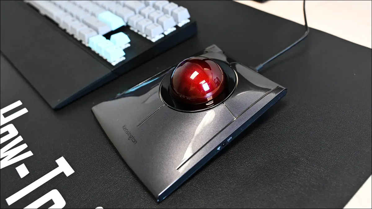 데스크탑 컴퓨터 옆에 있는 Kensington SlimBlade Pro TrackBall