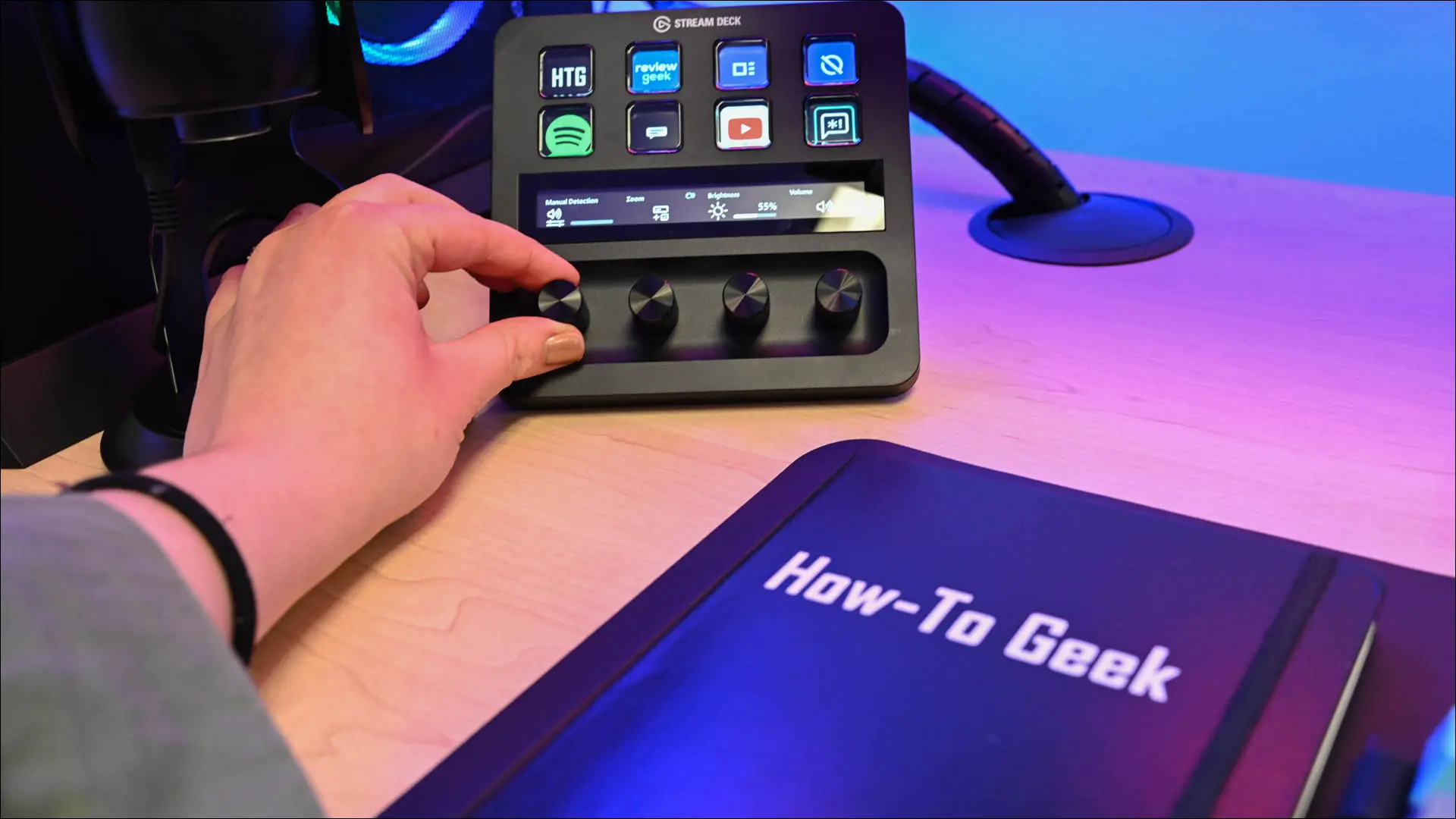 在 Stream Deck+ 上使用撥盤的人