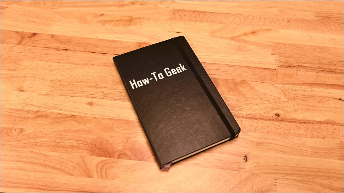Un cuaderno How-To Geek en un escritorio