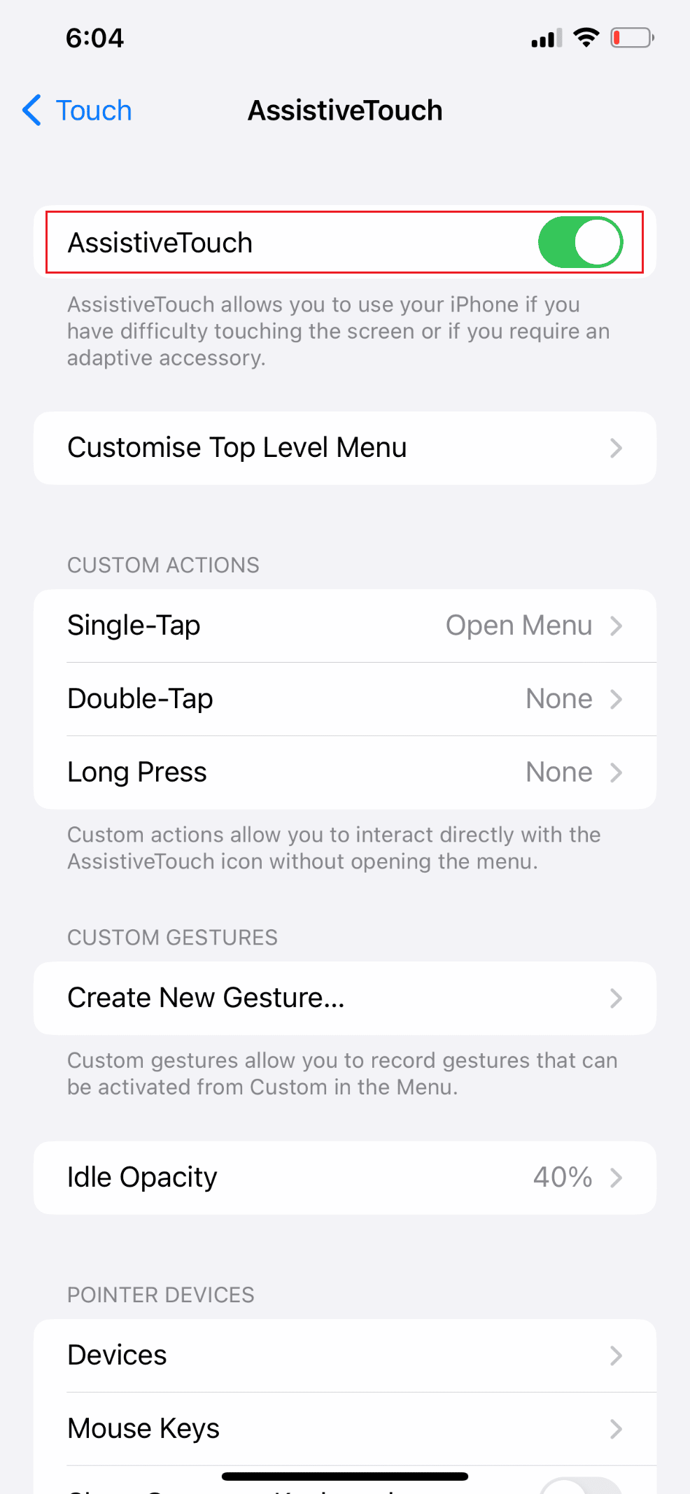 Toque em AssistiveTouch e ative a alternância para a opção AssistiveTouch