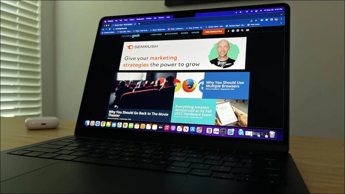 MacBook Air M2 avec le site Web Review Geek ouvert.