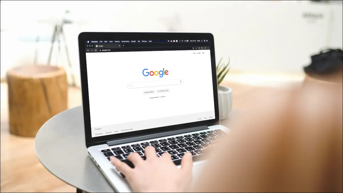 一位女士在筆記本電腦上打字,並在瀏覽器中打開 Google 搜索。