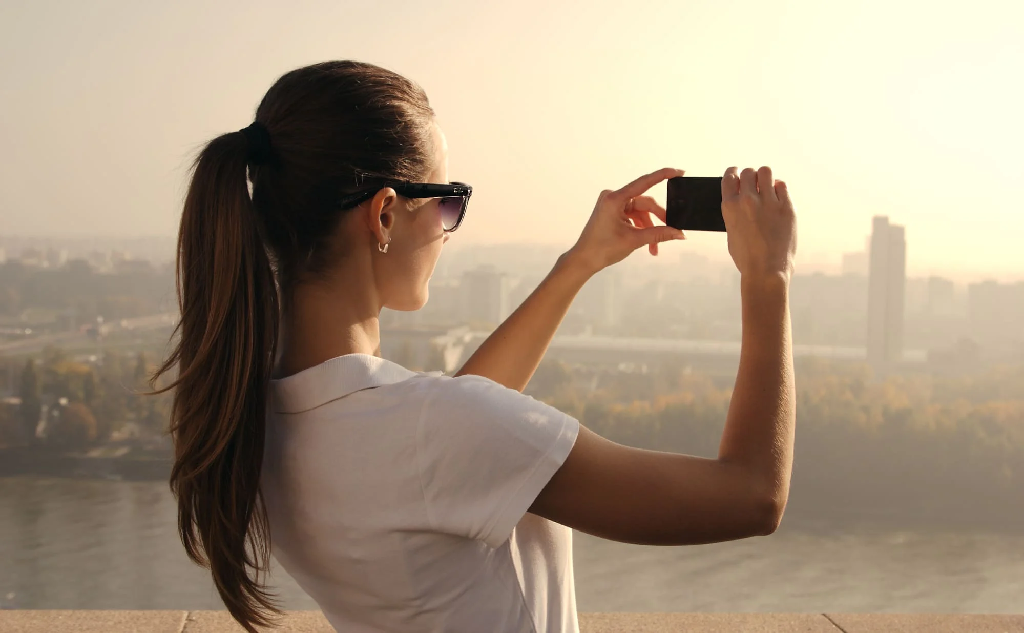 garota fazendo fotografia