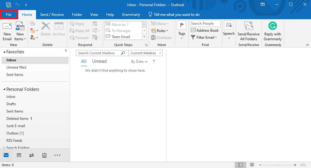コンピューターで Outlook を開き、[ファイル] メニューに移動します。