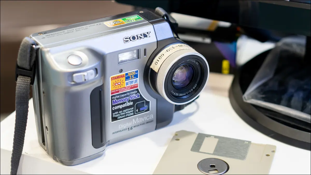 Винтажная цифровая камера Sony рядом с гибким диском.