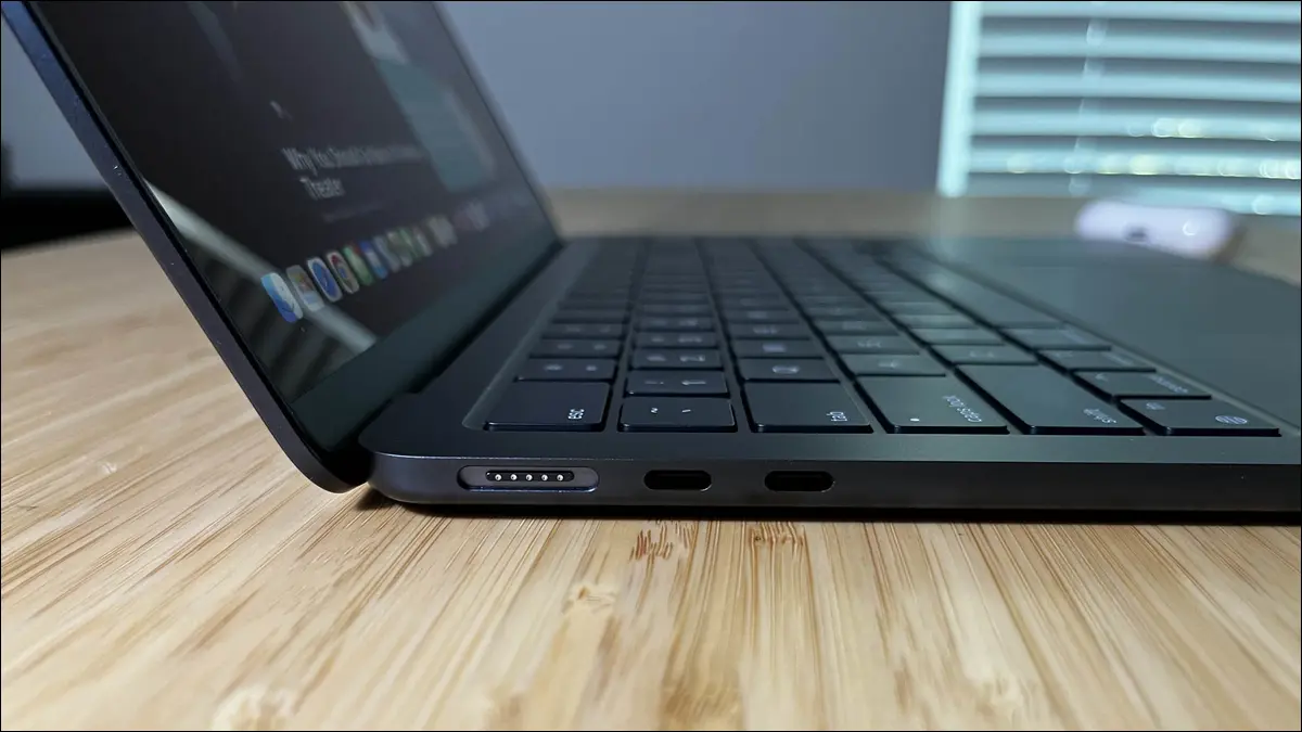 Connessioni sul lato sinistro del MacBook Air M2 con porte di ricarica e USB visibili.