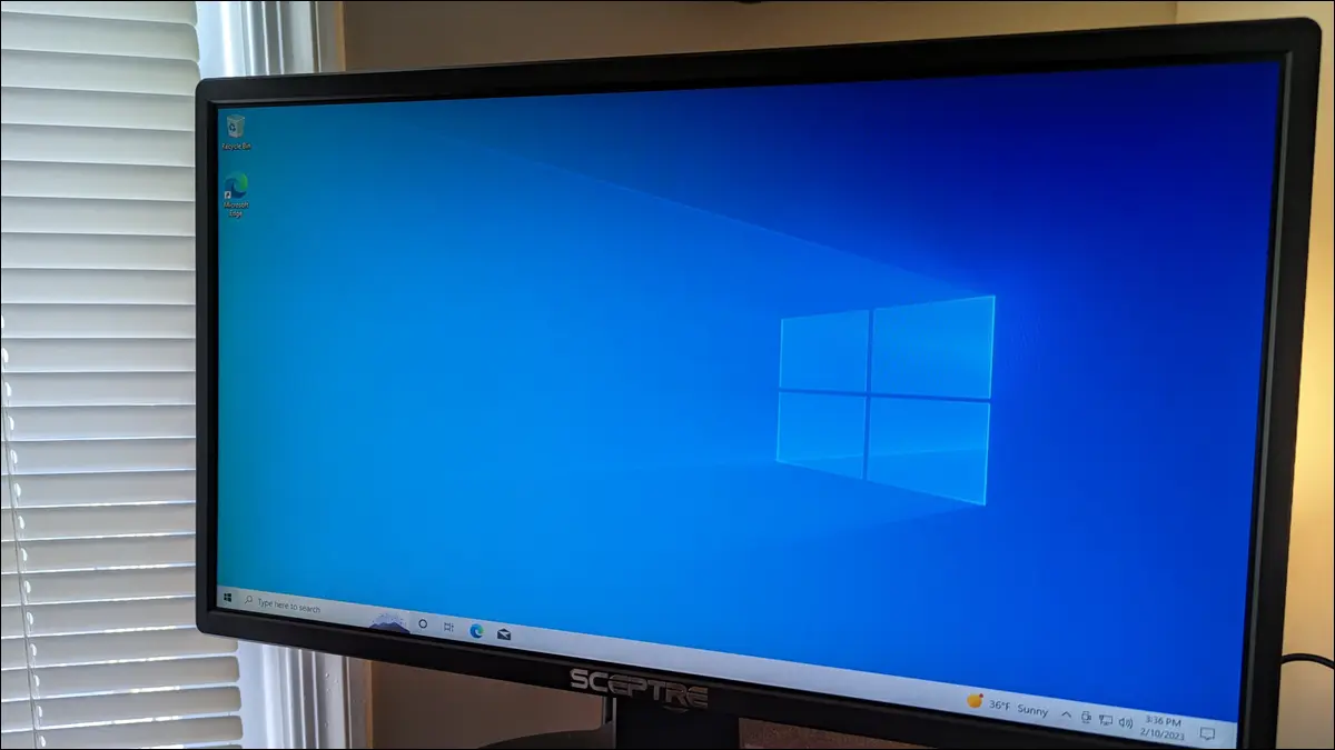 شاشة كمبيوتر مع سطح مكتب Windows 10 على الشاشة.