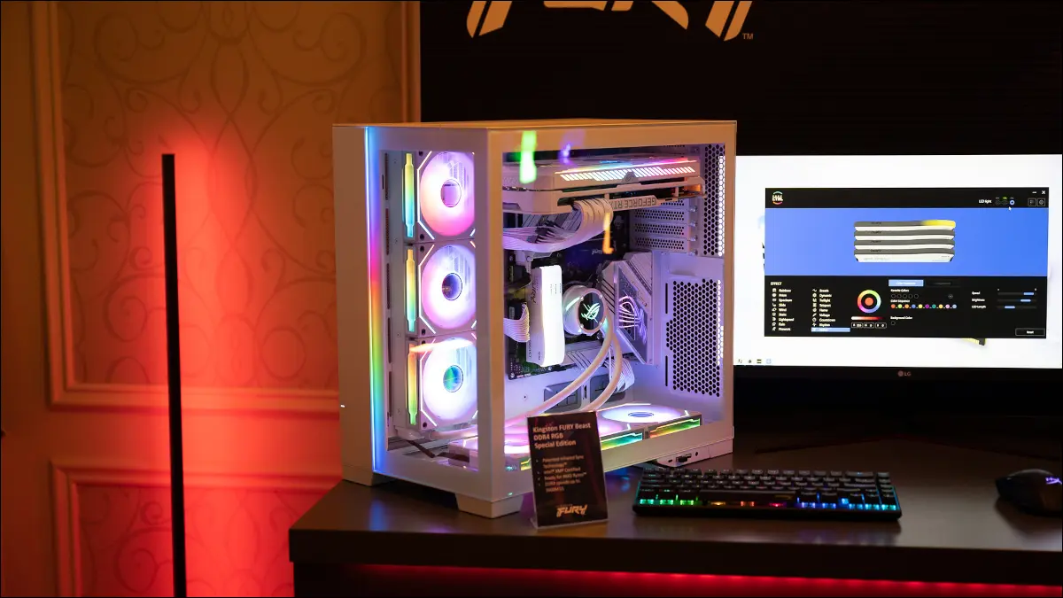 配备金士顿内存、RGB 风扇、灯、MSI CPU 散热器和 GeForce RTX GPU 的游戏 PC。