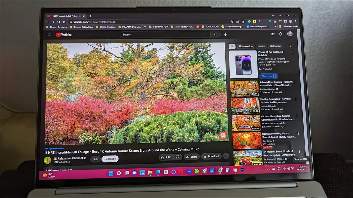 Laptop Lenovo Slim 7i Pro X memutar video YouTube