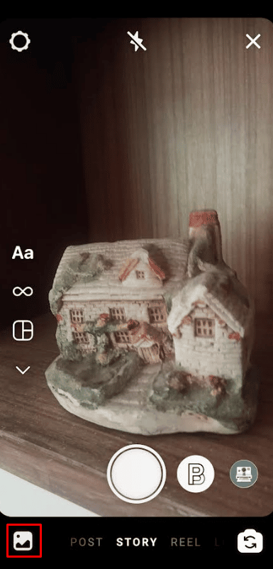 แตะคอลเลกชันสื่อที่มุมซ้ายล่าง | วิธีเพิ่ม GIF ของคุณเองใน Instagram Story บน Android