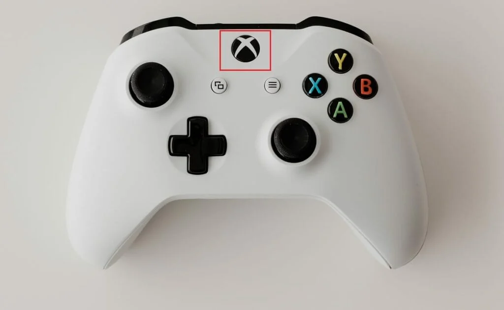 按控制器上的 Xbox 按钮打开指南
