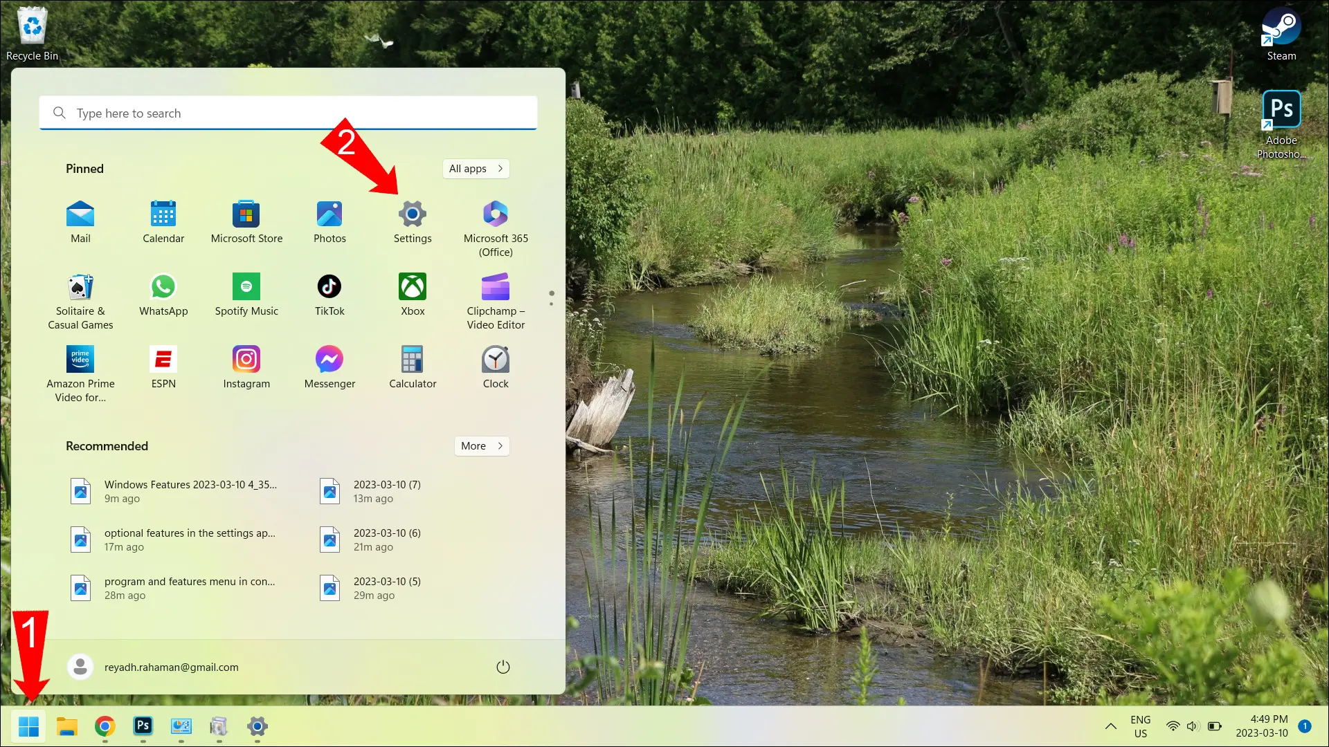 タスクバーの Windows ボタンとメイン メニューの設定アプリを指す赤い矢印。