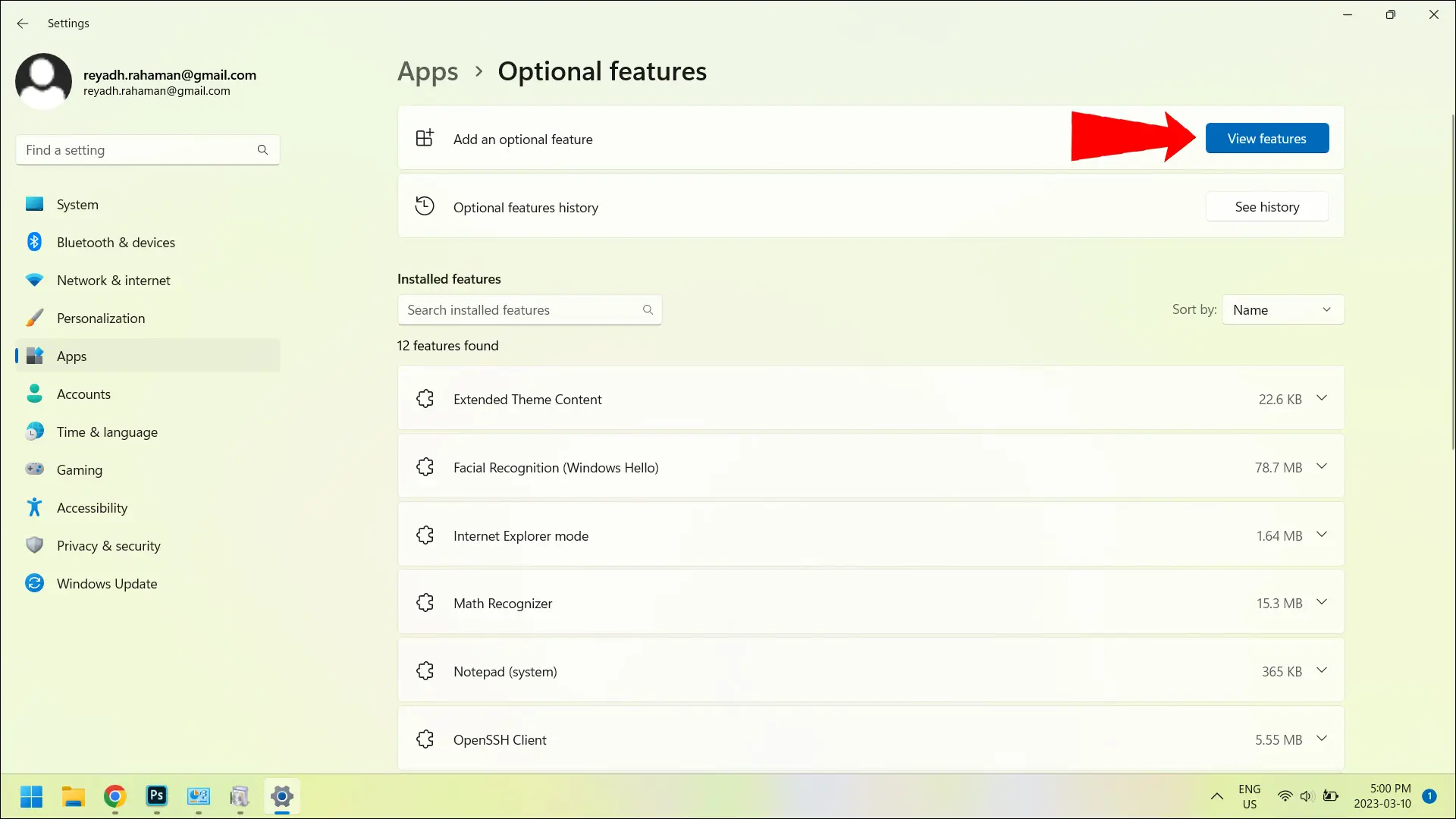 Freccia rossa che punta al pulsante Visualizza funzionalità nell'app Impostazioni.